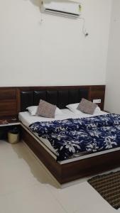 a bedroom with a bed with a blue and white comforter at SR Resort Ateli in Ateli