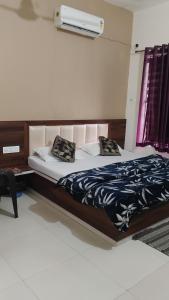 a bedroom with a large bed with aokedokedokedoked at SR Resort Ateli in Ateli