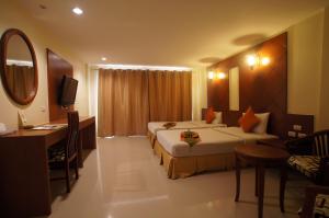 
Ein Bett oder Betten in einem Zimmer der Unterkunft Khaolak Sunset Resort - SHA Extra Plus
