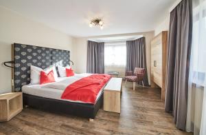 Łóżko lub łóżka w pokoju w obiekcie Hotel Alpenblick