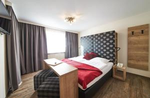 Łóżko lub łóżka w pokoju w obiekcie Hotel Alpenblick