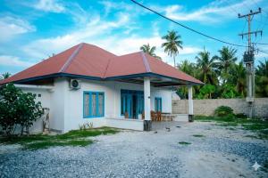 a small house with a red roof at Baruk Homestay in Katiet