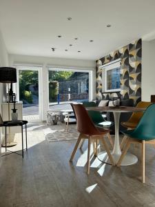 a living room with a table and chairs at Le P'tit Padré in Jalhay