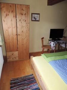 Łóżko lub łóżka w pokoju w obiekcie Unterlanschützhof