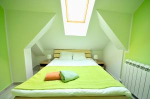 una camera da letto con un grande letto con lenzuola verdi di Apartment Sovica a Belgrado
