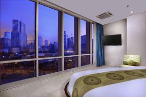 Postelja oz. postelje v sobi nastanitve The Grove Suites by Grand Aston