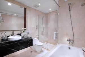Kopalnica v nastanitvi The Grove Suites by Grand Aston