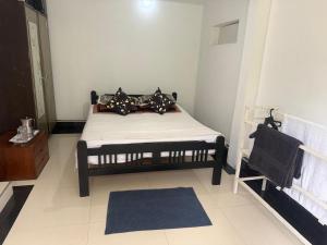 a bedroom with a bed in a room at Verandah 46 Homestay Kandy in Katugastota