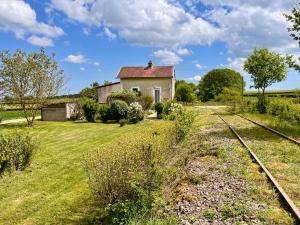 an old house in a field next to train tracks at La Maisonnette de Chevannes in Sainte-Magnance
