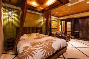 a bedroom with a bed in a room at Hotel PALM GATE in Fukuoka