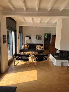 ein Wohnzimmer mit Sofa und Tisch in der Unterkunft Guesthouse Monte Verità in Ascona + 9 Fotos