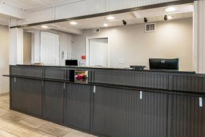 an empty lobby with a counter with a computer on it at Econo Lodge - Conyers in Conyers