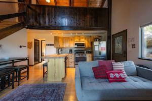 a living room with a couch and a kitchen at Tramway Haus Mountain Views in Stateline