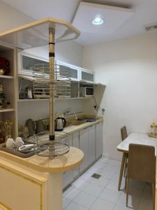 a kitchen with a table with a cage on it at شقق مباركية in Rafha +18 photos