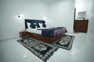 a bedroom with a bed and a rug at Hotel Parkview in Khajurāho