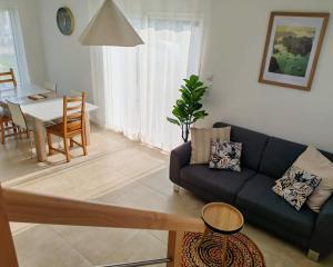 a living room with a blue couch and a table at YDIWEN Maison Tregunc in Trégunc