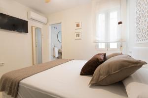 a bedroom with a bed with two pillows on it at Apartamento Silleria Reyes Catolicos Centro in Granada