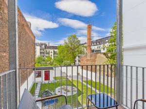 an apartment balcony with a view of a courtyard at Landeskron38 - LK38 in Görlitz