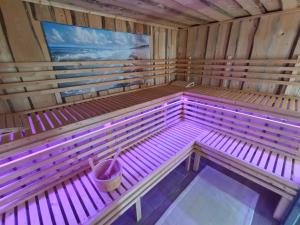 an empty wooden sauna with a bucket at Ferienoase Müller in Lichtenhain