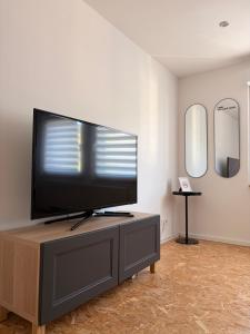 a flat screen tv sitting on top of a entertainment center at Hermelsstübche in Siegen