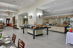 ein Restaurant mit einer Theke, auf der Essen angeboten wird in der Unterkunft The Balmoral - Halaal in Durban