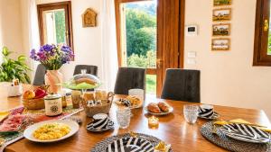 Una mesa con comida de desayuno encima. en B&B Villa Euganea, en Torreglia