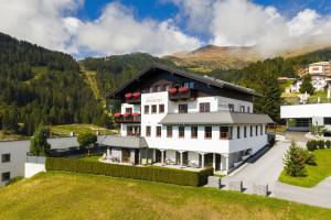 an aerial view of a building with mountains in the background at Appartements Alexander in Fiss