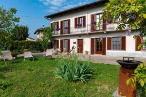 a house with chairs in the yard at Ca' Mariet Langhe in Guarene
