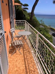 a table and chairs on a balcony with the ocean at Verdazzurra in Bergeggi
