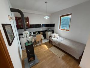 a living room with a bed and a kitchen at Apartments Avram in Vršac