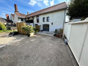 a driveway in front of a white house at Duplex des montains in Loches