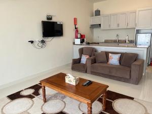 a living room with a couch and a coffee table at صلالة مرباط in Mirbāţ