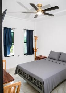 a bedroom with a bed and a ceiling fan at Hotel Loma Linda in Ocotal +21 photos