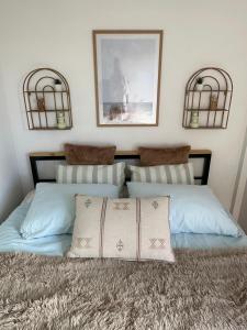 a bedroom with two beds and two mirrors on the wall at Baltic Lark Gąski domek 30m2, taras zadaszony 27m2 ogródek klimatyzacja in Gąski