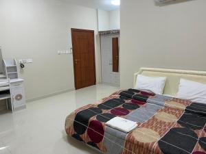 a bedroom with a large bed in a room at صلالة مرباط in Mirbāţ