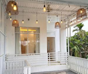 a porch with pendant lights on a white house at mongmerhomestay in Thôn Lại Thê +1 photo