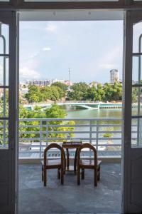 a table and two chairs on a balcony with a view at mongmerhomestay in Thôn Lại Thê