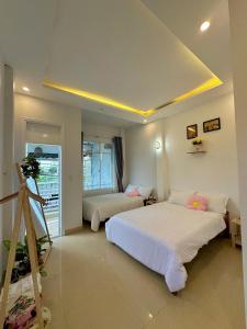 a bedroom with two beds and a tripod in it at mongmerhomestay in Thôn Lại Thê
