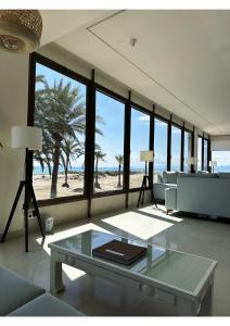 ein Wohnzimmer mit Blick auf den Strand in der Unterkunft Hotel Sicania in Cullera