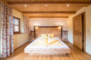 Postel nebo postele na pokoji v ubytování Aparthaus Hubertus