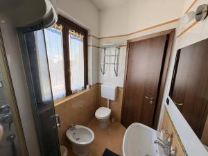 a small bathroom with a toilet and a sink at Novara Il Gallo in Lumellogno