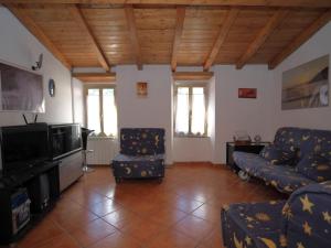 a living room with a couch and a tv at Casa Paola 5 Terre in Biassa