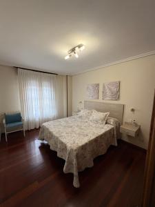 a bedroom with a bed with a white bedspread at Saron Centro in Sarón