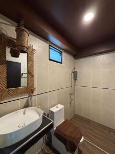 a bathroom with a sink and a mirror at Phoenix Room in Ban Tha Samet (1) +102 photos