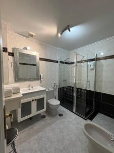 a bathroom with a toilet and a sink and a shower at Saron Centro in Sarón +11 photos