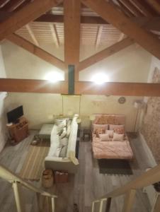 an overhead view of a living room with a couch at Casa do Peregrino in Advagar