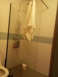 a shower with a glass door and a toilet at Casa do Peregrino in Advagar