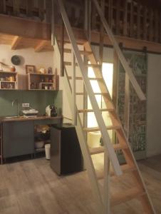 a wooden staircase in a room with a kitchen at Casa do Peregrino in Advagar