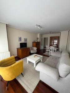 a living room with a couch and a table at Saron Centro in Sarón