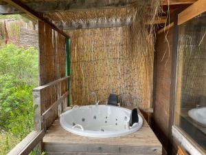 eine Badewanne in einem Raum mit zwei Waschbecken in der Unterkunft Flavia Hotel in Kızılcakaya + 181 Fotos
